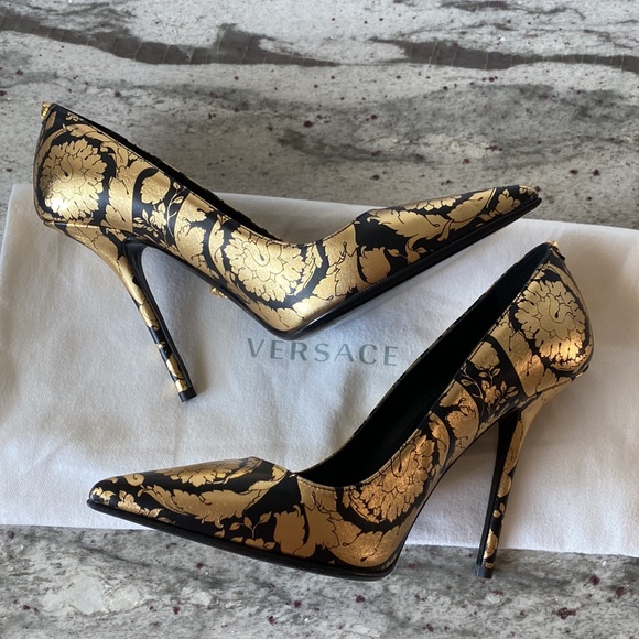 NWT Versace Barocco Print Leather Medusa Pointed Pumps - Picture 1 of 10